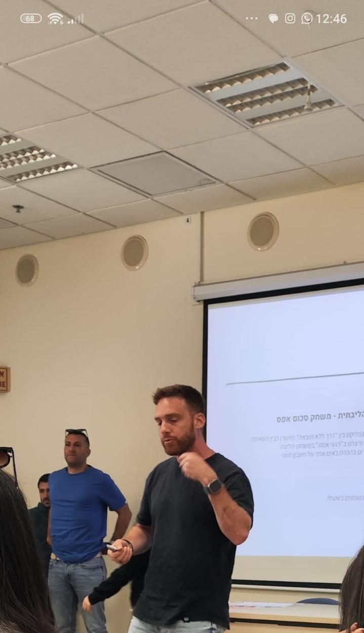 מנהלים עומדים במעגל על במת תיאטרון תחת זרקור