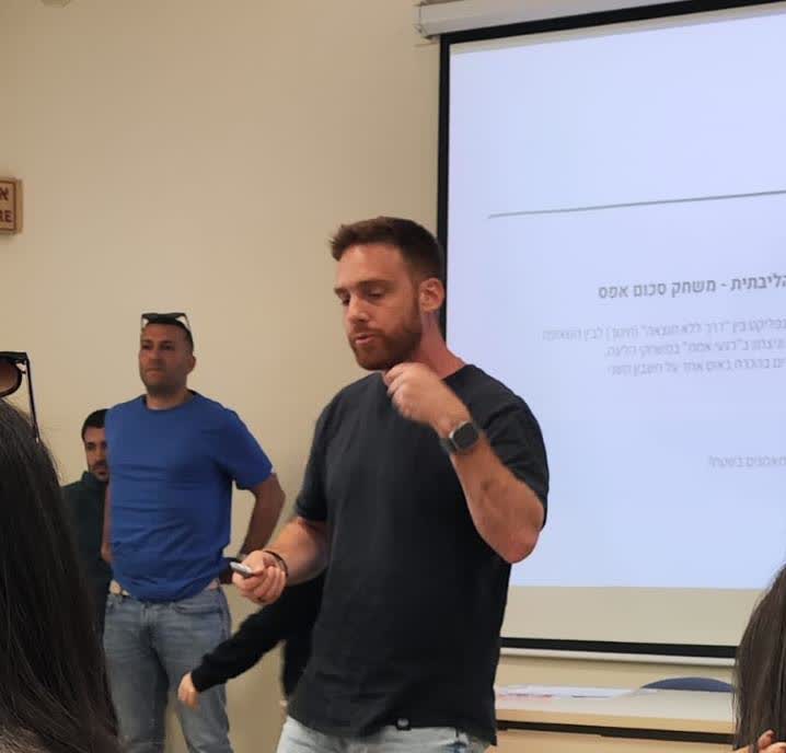דני אורן, פסיכולוג ארגוני ושחקן, מנחה תרגיל אלתור ומשחק תפקידים